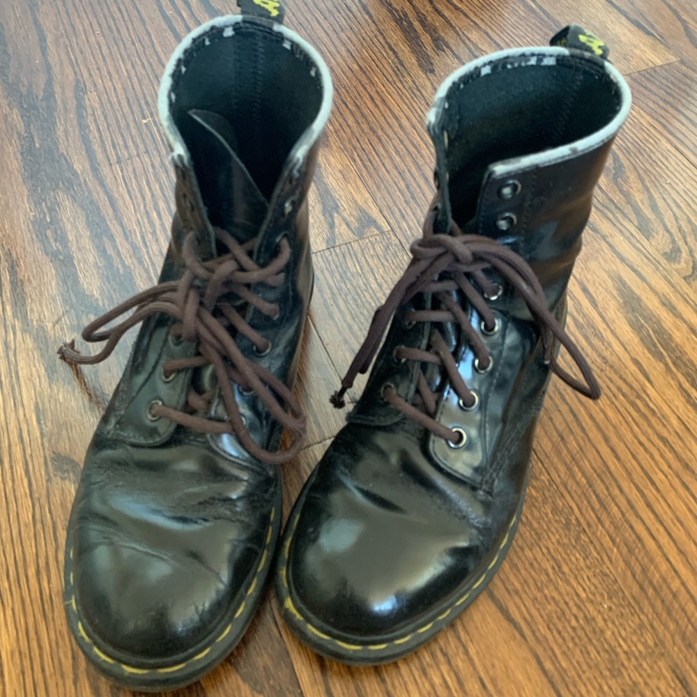 used Classic Doc Martens With Brown Laces 7.5 - Picture 3 of 6